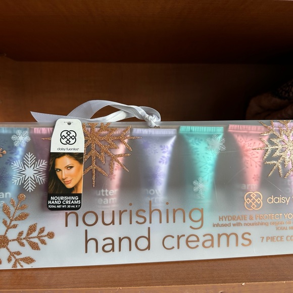 3/$10 SPECIAL! NWT Daisy Fuentes Holidays 7-pc Nourishing Hand Cream - Picture 6 of 8